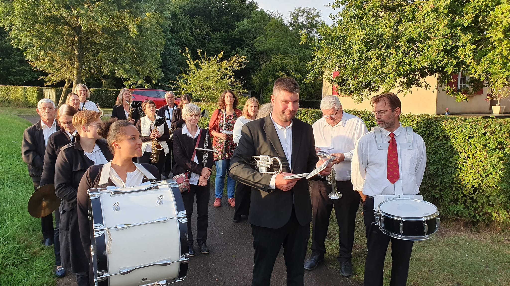 Les musiciens rassemblés avant un défilé, dans la lumière de fin de journée