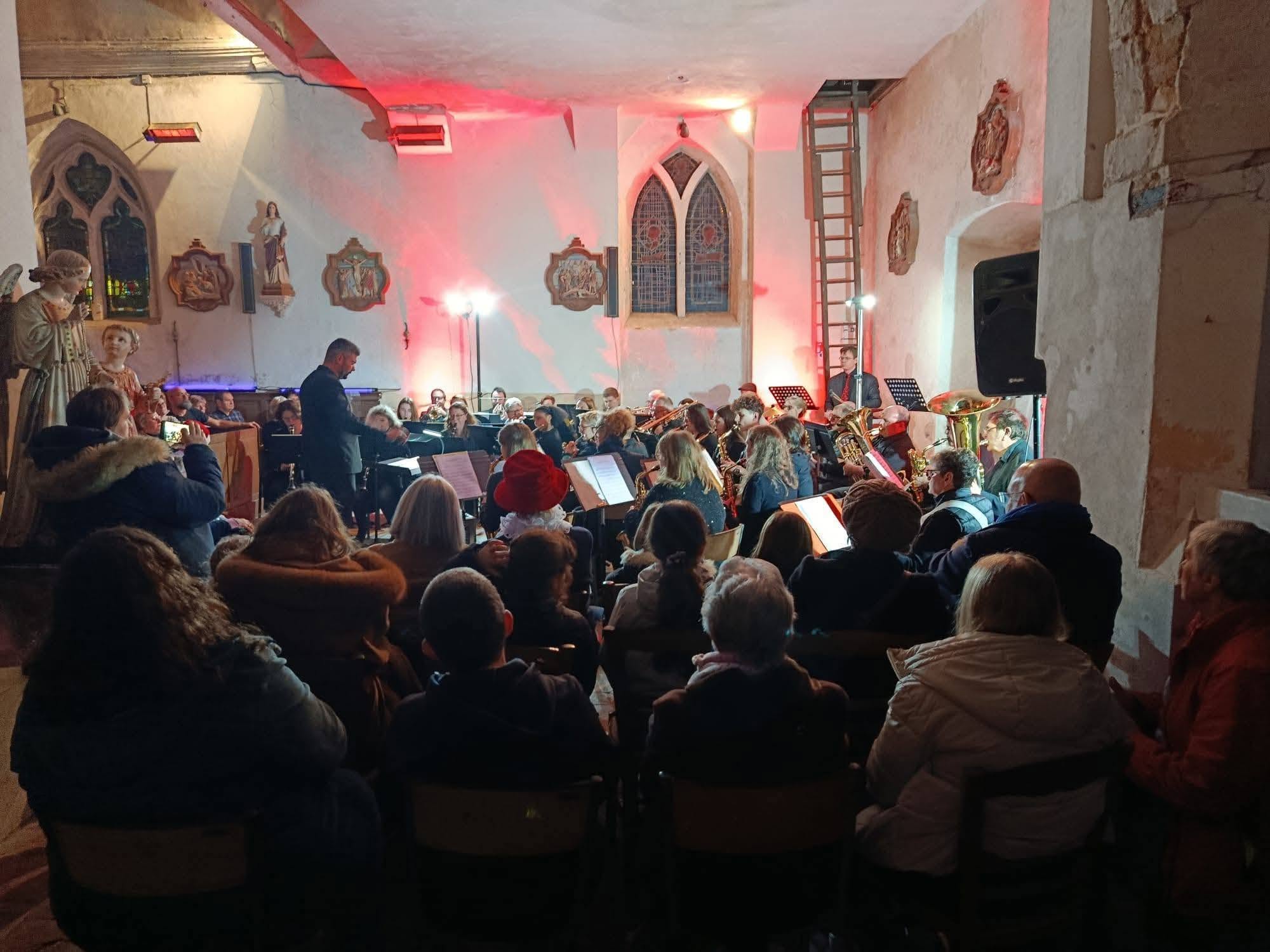 Une ambiance musicale chaleureuse lors d'un rassemblement local